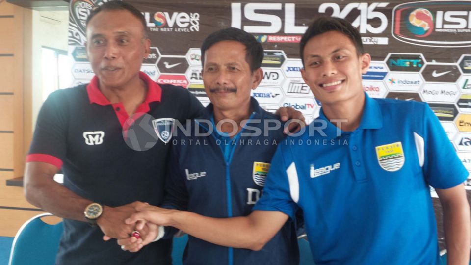 Pelatih Persib Bandung, Djajang Nurjaman (tengah).  Copyright: © Ginanjar/INDOSPORT